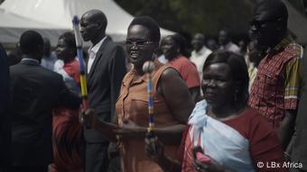 Filmszen aus: No Simple Way Home: Mehrere Afrikaner stehen nebeneinander, in der Mitte Rebecca Nyandeng de Mabior 