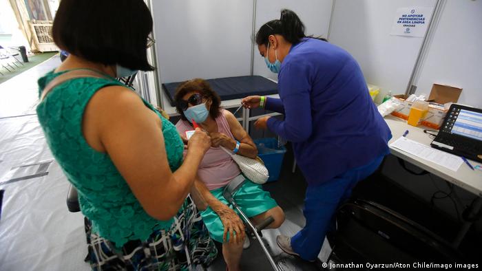 Por el momento, solo los mayores de 55 años serán vacunados con la cuarta dosis en Chile.