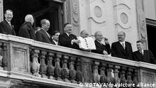 Unterzeichnung des Staatsvertrag am 15. Mai 1955 im Belvedere. Bild zeigt: vlnr: Llewellyn THOMPSON, John Foster DULLES (beide USA), Antoine PINAY (Frankreich), Aussenminister Leopold FIGL, Adolf SCHÄRF, Wjatscheslaw MOLOTOW (Udssr), Julius RAAB und Iwan ILJITSCHOW (Udssr) am Balkon des Belvedere mit dem unterzeichneten Staatsvertrag.