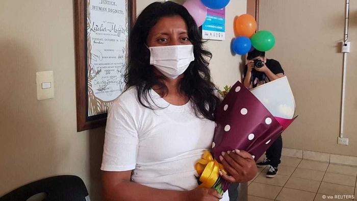 Elsy, de El Salvador, al ser puesta en libertad luego de 10 años y siete meses de prision por haber sufrido un aborto espontáneo a los 28 años. (9.02.2022).