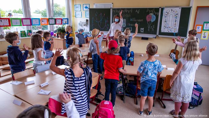 Niños de escuela primaria durante la clase