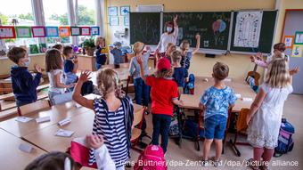 Niños de escuela primaria durante la clase