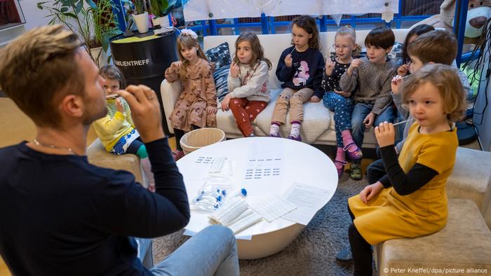 Pool testing with oral lollipop tests in a German school