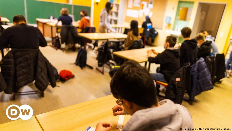 Germans lose faith in schools, pupils struggle — researchers - DW (English)