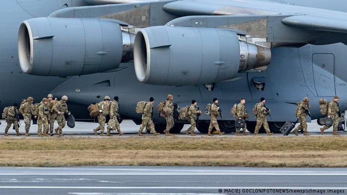 US-Truppen für Osteuropa steigen bei ihrer Ankunft in Polen aus einer Militärmaschine aus