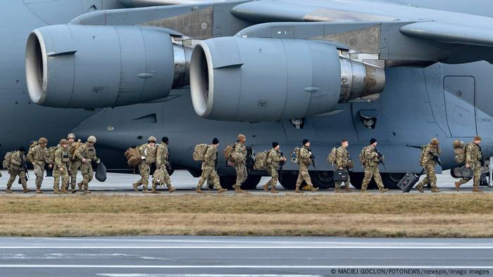 US-Truppen für Osteuropa steigen bei ihrer Ankunft in Polen aus einer Militärmaschine aus US-Truppen für Osteuropa steigen bei ihrer Ankunft in Polen aus einer Militärmaschine aus