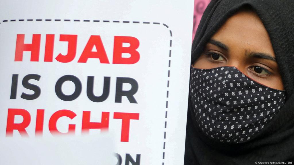 India: Hijab protests banned as row escalates | News | DW | 09.02.2022