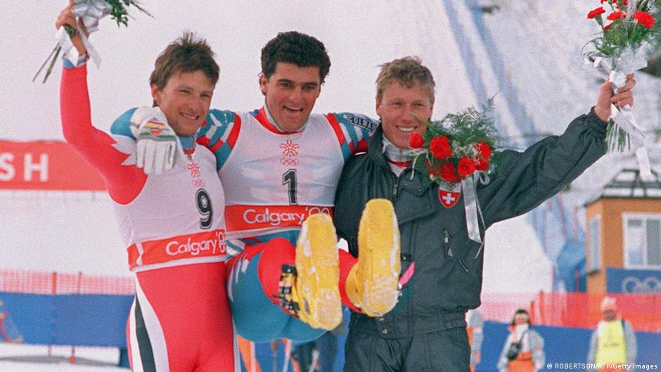 Pirmin Curbrigen (desno), zajedno sa Hubertom Šolcom (levo) nosi u rukama Alberta Tombu (u sredini) na Olimpijskim igrama u Kalgariju 1988.