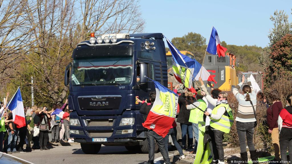 COVID digest: Paris bans ′Freedom Convoy′ protest | News | DW | 10.02.2022