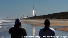 February 3, 2022, Cape Canaveral, Florida, USA: People watch from Canaveral National Seashore as a SpaceX Falcon 9 rocket launches from pad 39A at the Kennedy Space Center in Cape Canaveral, Florida. The rocket is carrying 49 Starlink internet satellites for a broadband network. Cape Canaveral United States - ZUMAs197 20220203_zaa_s197_081 Copyright: xPaulxHennessyx