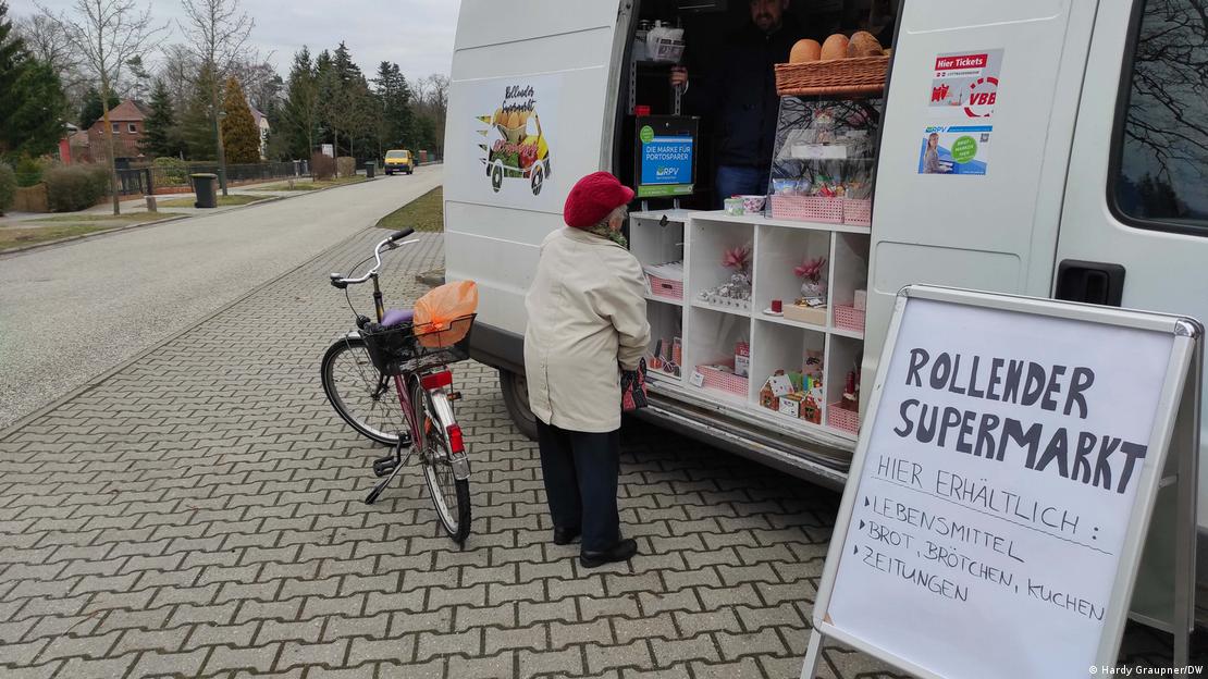 Жена е застанала на касата на пътуващо магазинче в германско село