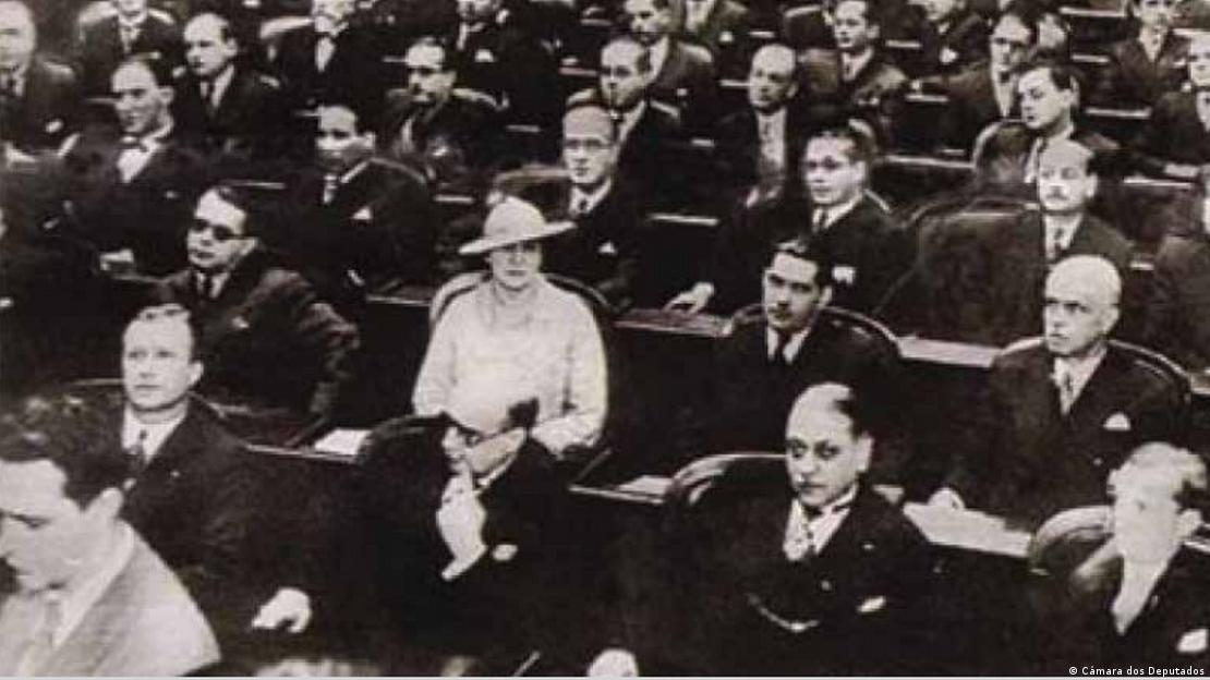 A deputada Carlota Pereira de Queiroz (1892-1982) em meio a apenas deputados homens na Câmara