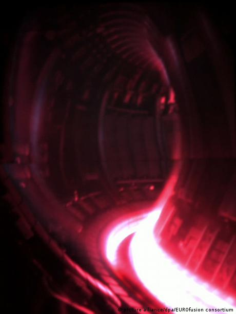 La imagen muestra el pulso de plasma dentro de la instalación experimental de fusión nuclear JET (Joint European Torus).