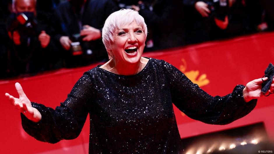 Claudia Roth freut sich auf dem roten Teppich der Berlinale.