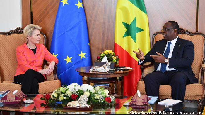 O Presidente do Senegal Macky Sall (à direita) com a presidente da Comissão Europeia, Ursula von der Leyen (foto de arquivo)