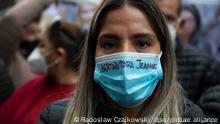 Carolina Ribera (M.), Tochter der ehemaligen Übergangspräsidentin von Bolivien Anez, nimmt an einer Kundgebung für die Freilassung ihrer seit März 2021 inhaftierten Mutter teil und trägt einen Mund-Nasen-Schtuz mit der Aufschrift: «Freiheit für Jeanine». An diesem 10. Februar hätten Gerichtsverhandlungen im Verfahren gegen die Ex-Interimspräsidentin Anez stattfinden sollen. Demonstranten für und gegen Anez gingen auf die Straßen.