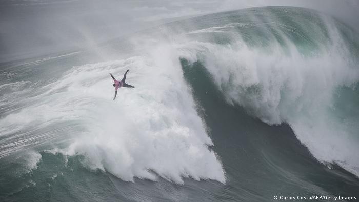 Talasi su ovih dana zaista ogromni na plaži Praja do Norte u portugalskom Nazareu. Francuski surfer Erik Rebijer nije uspeo da se održi na dasci tokom takmičenja „Tudor Nazare Tow Surfing Challenge“.