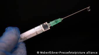 Coronavirus Spritze mit Corona-Impfstoff