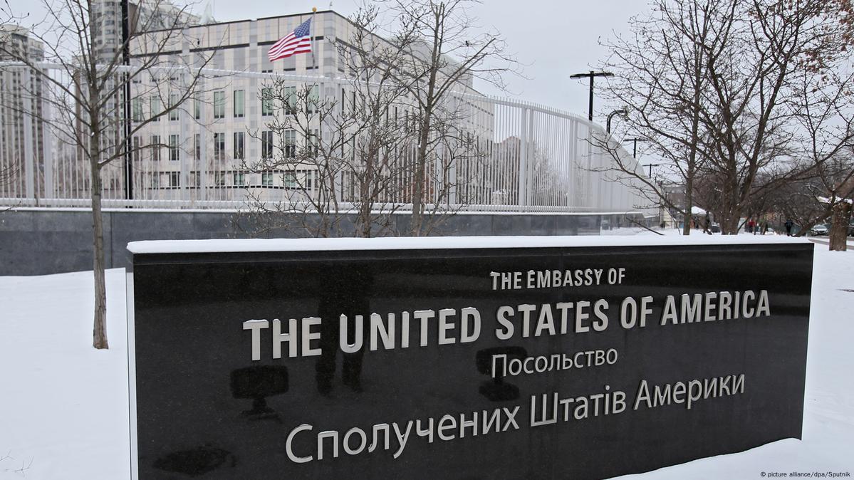 Госдеп США велел части дипломатов покинуть Украину – DW – 12.02.2022