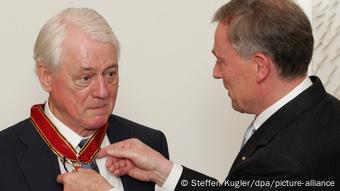 Bundespräsidenten Horst Köhler legt Kluge 2007 s Bundesverdienstkreuz um