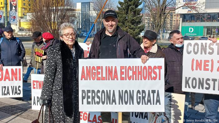 Azra Zornić sa plakatom: Angelina Eichhorst - Persona non grata