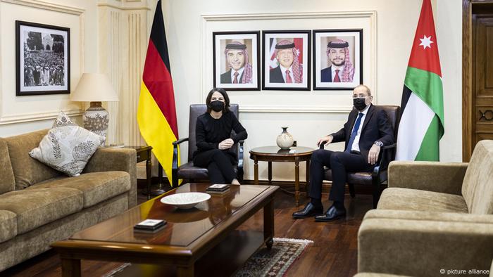 Baerbock with her Jordanian counterpart, Ayman Safadi, in masks