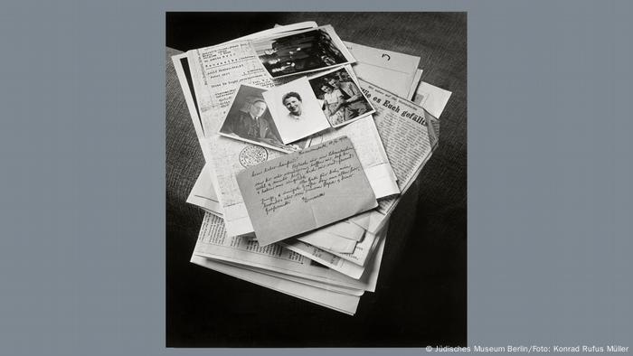 Documents dans une pile, y compris des photos, des lettres et des coupures de journaux.