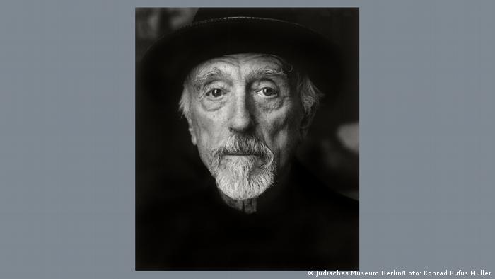 Een zwart-wit portret van Arik Brauer.