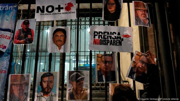 Imágenes de periodistas como Lourdes Maldonado o Margarito Martínez junto a carteles en los que se lee No más violencia contra periodistas y Prensa, no disparen, pegadas en la reja de un edificio.