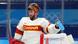 Chinas Eishockey-Torwart Jeremy Smith nimmt mit in den Nacken geschobenen Helm seine Trinkflasche vom Tornetz Chinas Eishockey-Torwart Jeremy Smith nimmt mit in den Nacken geschobenen Helm seine Trinkflasche vom Tornetz