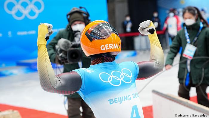 Skeleton-Olympiasieger Christopher Grotheer jubelt mit zwei geballten Fäusten