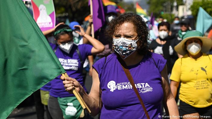 Protesta en San Salvador por la legalización del aborto y medidas contra la violencia machista. En la imagen, la activista por los derechos de las mujeres Morena Herrera.