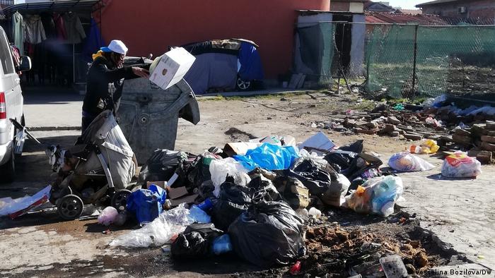 Чьопчю се изхранва от боклуците, които събира от малките улички и изхвърля другаде