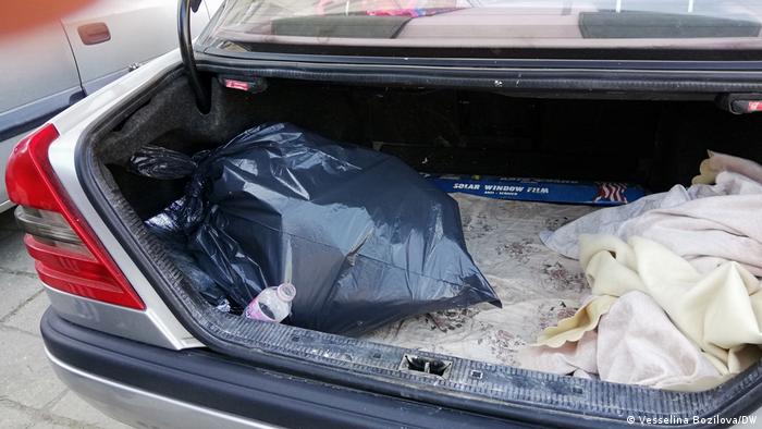 Мехмед си носи боклука в колата, докато намери контейнер