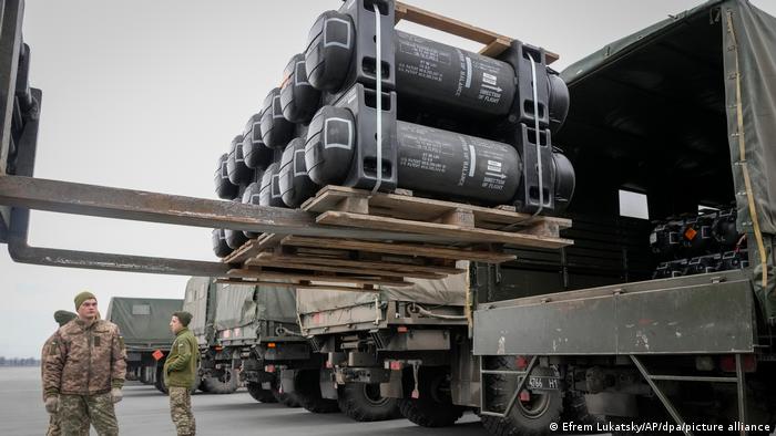 Ukrainekonflikt | Panzerabwehrlenkraketen werden verladen