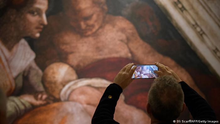 Un visitante toma una foto de una obra de Miguel Ángel en un museo de Mánchester, Inglaterra.