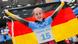 Skeleton-Olympiasiegerin Hannah Neise strahlt und hält hinter ihrem Rücken eine deutsche Fahne hoch Skeleton-Olympiasiegerin Hannah Neise strahlt und hält hinter ihrem Rücken eine deutsche Fahne hoch