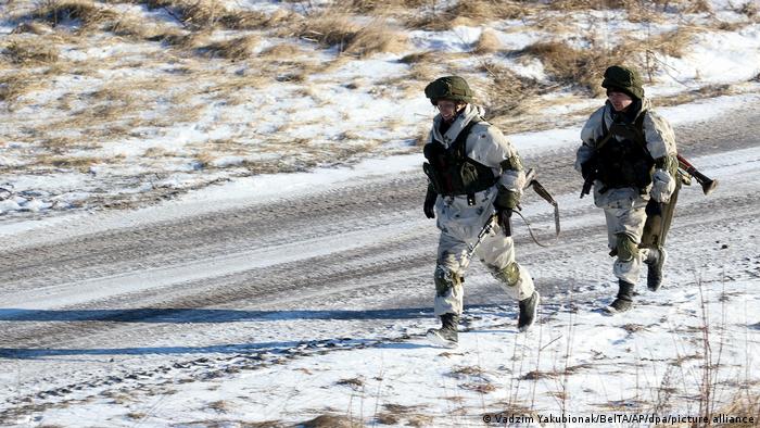 Belarus'ta tatbikata katılan Rus askerleri
