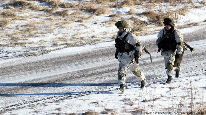 Belarus'ta tatbikata katılan Rus askerleri