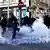 最终，法国警方使用催泪瓦斯驱散了示威者