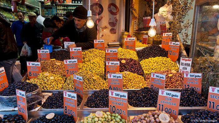 İstanbul'da zeytin satılan bir tezgah