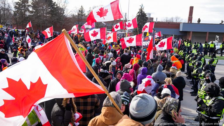 US-Canada Border Bridge Reopens After Protests – DW – 02/14/2022