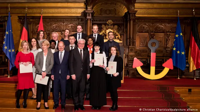 2018年，一些德国新公民与总统施泰因迈尔及时任汉堡市长（2021年当选总理的）肖尔茨合影