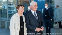 13.02.2022, Berlin: Elke Büdenbender und ihr Mann, Bundespräsident Frank-Walter Steinmeier, gehen in eine Pause bei der Wahl des Bundespräsidenten durch die Bundesversammlung im Paul-Löbe-Haus. Foto: Christophe Gateau/dpa +++ dpa-Bildfunk +++