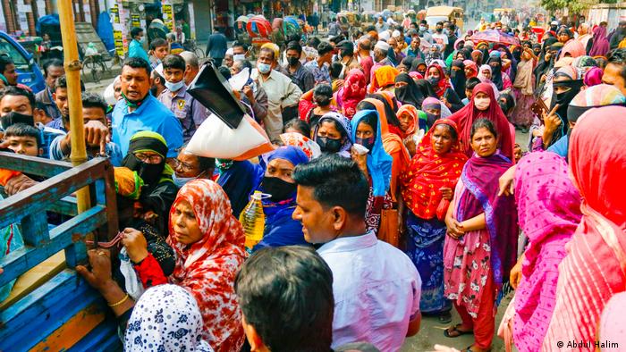 Bangladesch Menschenschlange vor LKWs mit Lebensmitt´len in Dhaka 