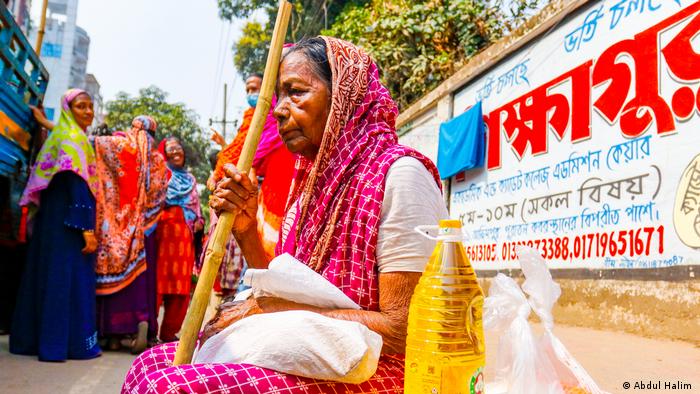 Bangladesch Menschenschlange vor LKWs mit Lebensmitt´len in Dhaka 