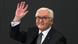 Frank-Walter Steinmeier acena levantando a mão Frank-Walter Steinmeier acena levantando a mão