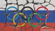 Symbolbild zum Doping Skandal im russischen Sport und dem drohenden Ausschluss von den olympische n Spielen 2016 sowie anderen Sanktionen erodierende olympische Ringe mit Flagge Russland s