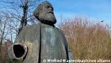 13.02.2022
Die rechte Hand fehlt dem Denkmal von Karl Marx. Unbekannte haben das Denkmal des Gesellschaftstheoretikers Karl Marx (1818-1883) in Neubrandenburg schwer beschädigt. Wie ein Polizeisprecher am Samstag sagte, verlor die etwa 2,20 Meter hohe Bronzefigur die rechte Hand. +++ dpa-Bildfunk +++