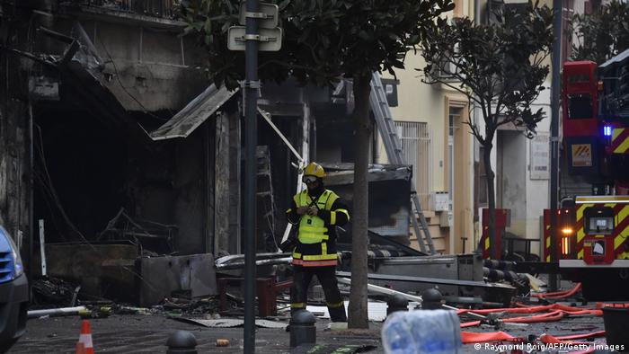 Los bomberos acuden al sitio donde se desató el incendio